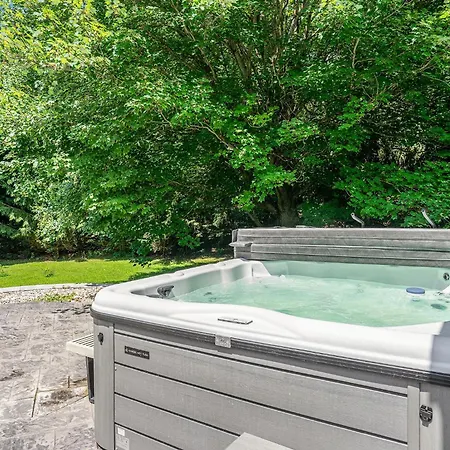 Lily Pond Haven - Private Hot Tub - Large Recently Remodeled Home!